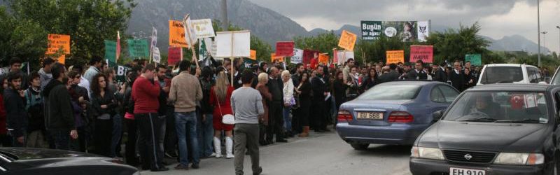 GAÜ’LÜLER VAKIFLAR’A AİT KARAOĞLANOĞLU CADDESİ ÜZERİNDEKİ TARIM ARAZİSİNİN YATIRIM AMAÇLI AÇILMASI, ÜNİVERSİTE KULLANIMI DIŞINA ALINMASI VE YÜZLERCE AĞACIN KESİLECEK OLMASINI PROTESTO ETMEK İÇİN EYLEM GERÇEKLEŞTİRDİ